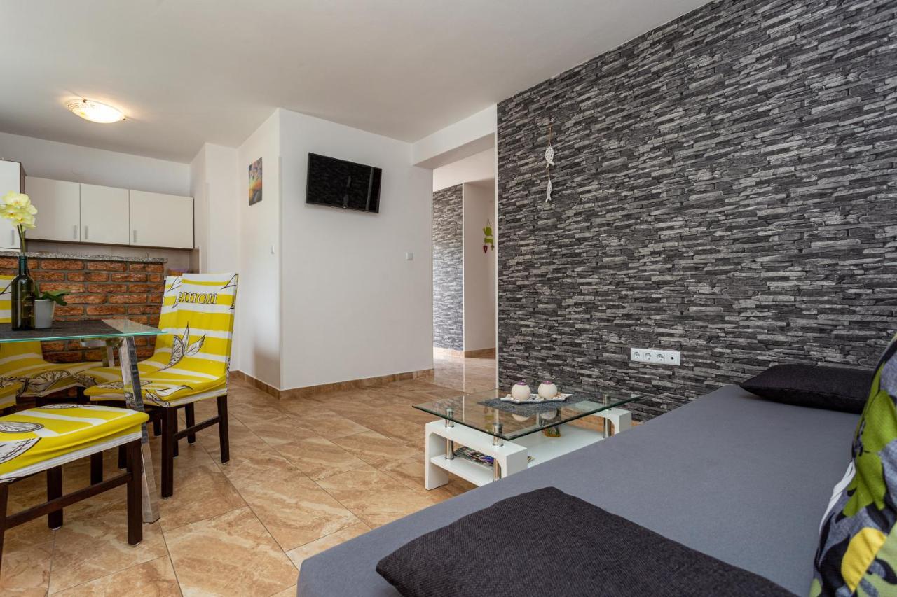 Apartment With A Private Swimming Pool, Garden & Bbq Gostinjac Exterior photo