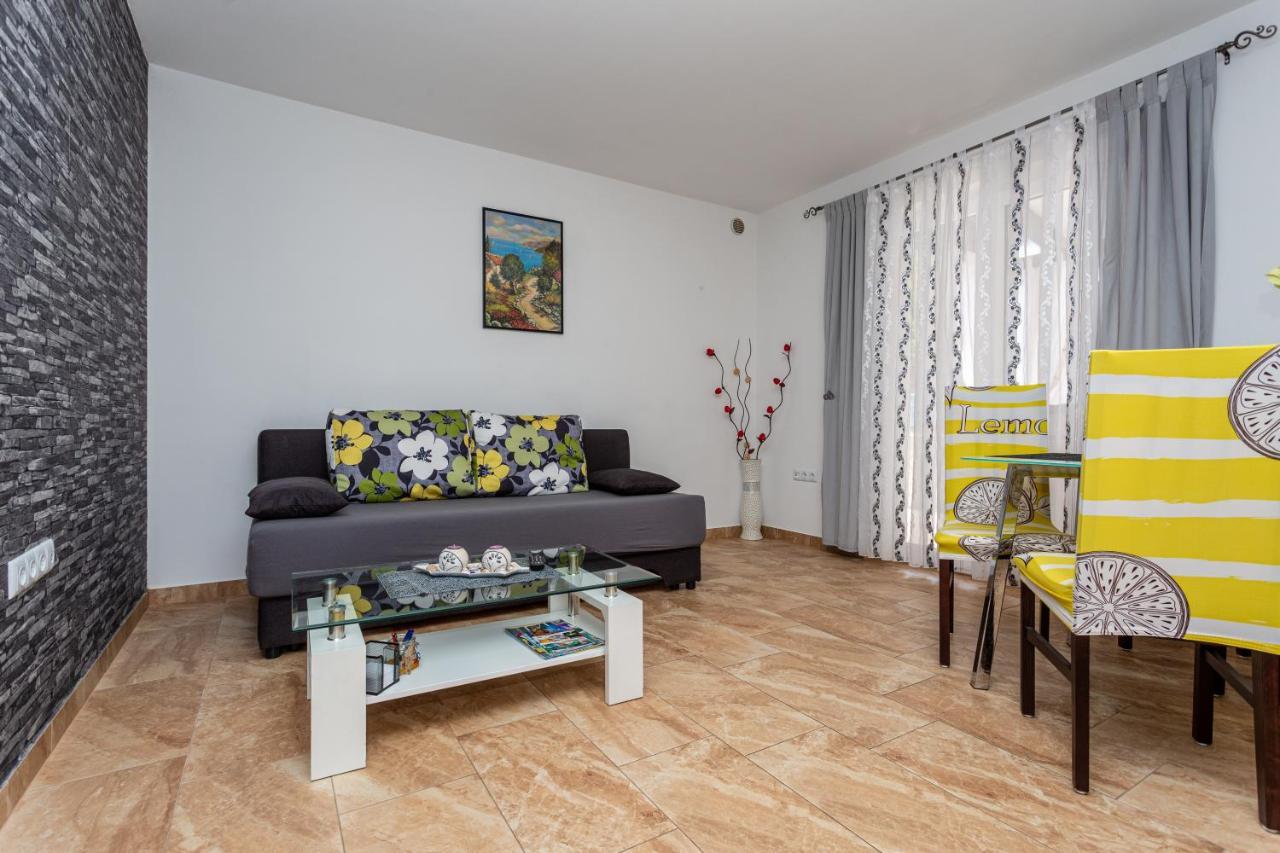 Apartment With A Private Swimming Pool, Garden & Bbq Gostinjac Exterior photo