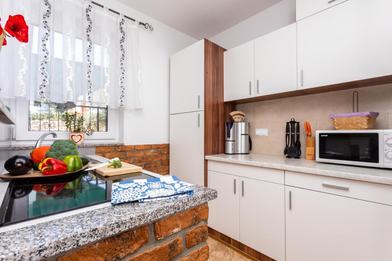Apartment With A Private Swimming Pool, Garden & Bbq Gostinjac Exterior photo