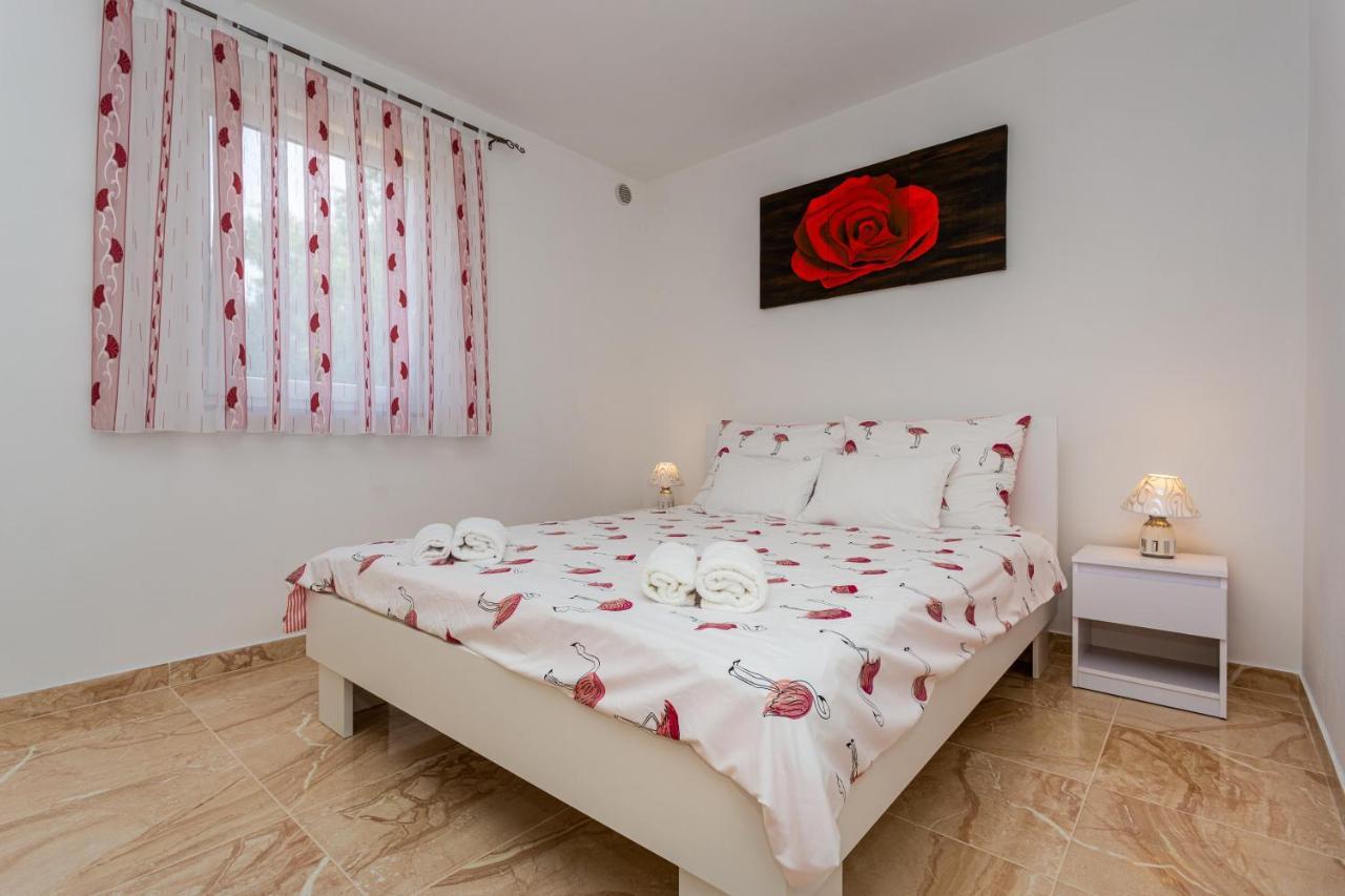 Apartment With A Private Swimming Pool, Garden & Bbq Gostinjac Exterior photo