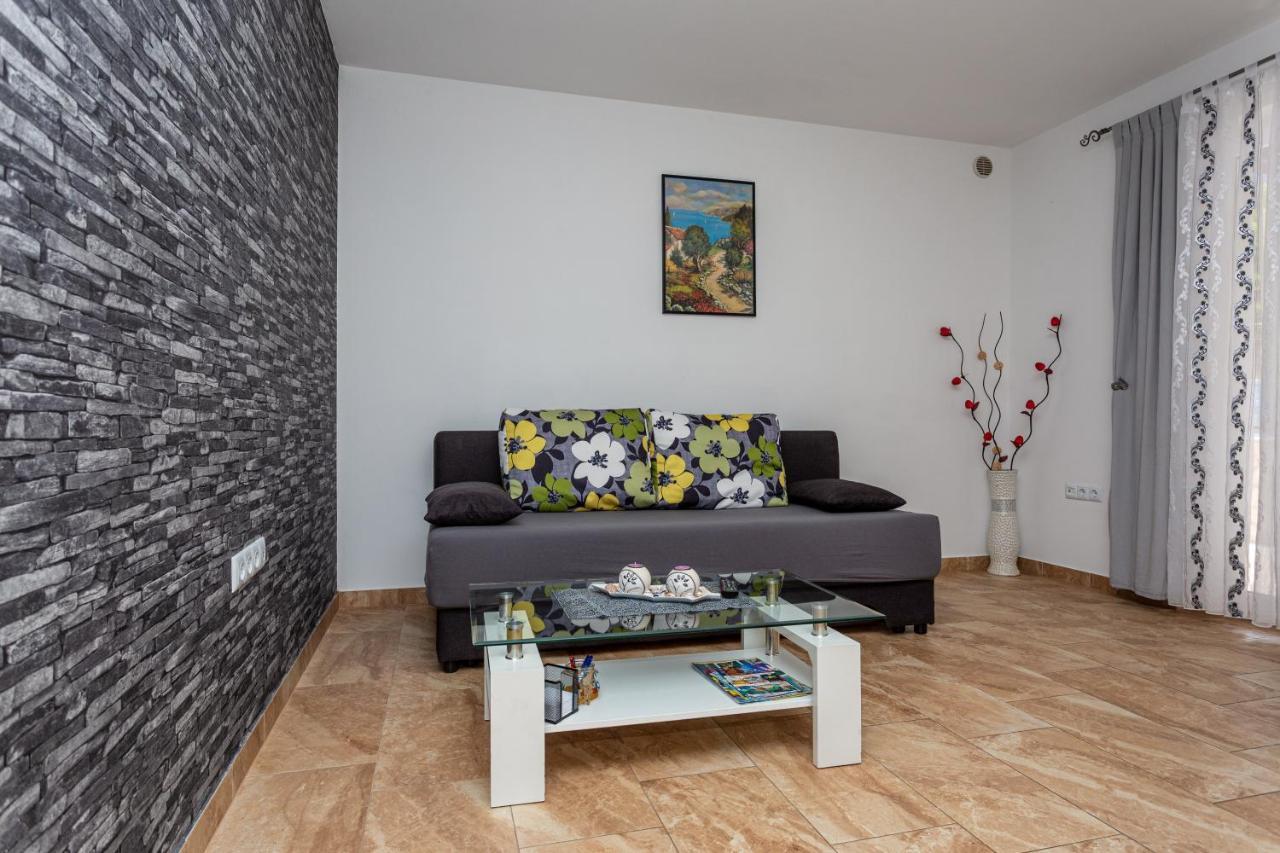 Apartment With A Private Swimming Pool, Garden & Bbq Gostinjac Exterior photo